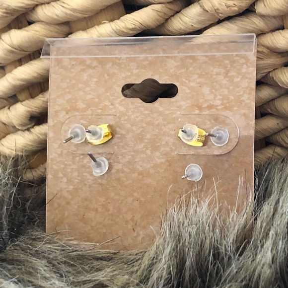 Vintage lot of three pairs stud post earrings - Picture 3 of 3